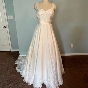 Justin Alexander NEW UNWORN 6 - 8 Silk Weddding Dress w/ straps and train